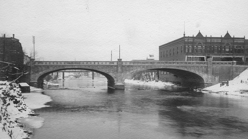 Body of water, Bridge, Waterway, Arch bridge