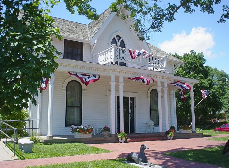 The Ninety Nines, an organization of female pilots, acquired Earhart's birthplace in 1984