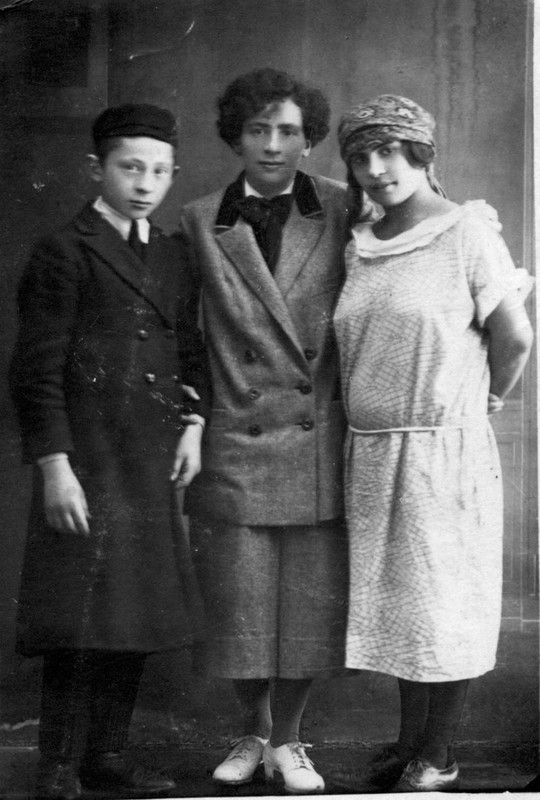 Eve, center, with her siblings 