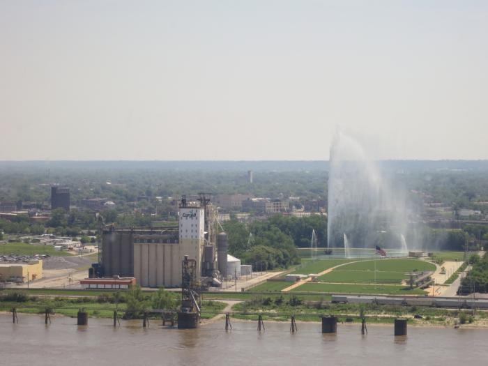 Gateway Geiser, facing East St. Louis