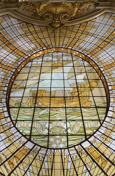 This stained glass dome featuring the arrival of the Ville de Paris was added to the store in 1909. It remains the central feature of the current Neiman Marcus department store. 