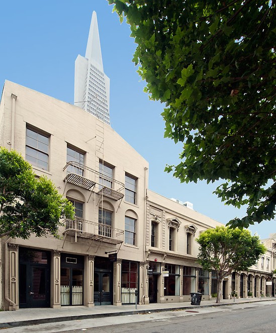 Ghirardelli established a chocolate factory in this building in 1853. At that time, this neighborhood was home to a number of Italian immigrants and an Italian-language newspaper. 