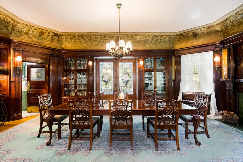 Woodwork and gold leaf detail in dining room