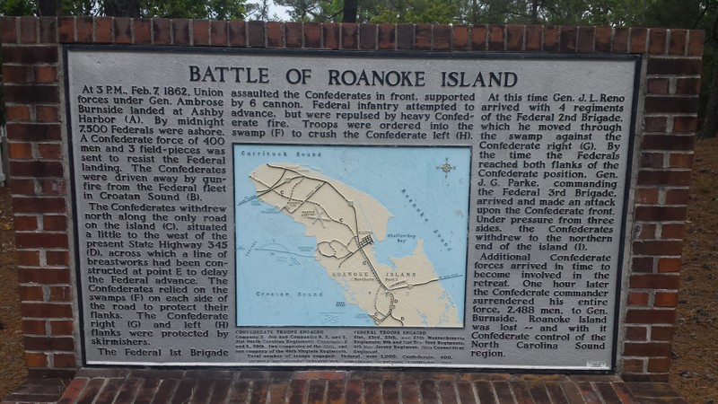 Monument recapping what happened during the battle of Roanoke Island.