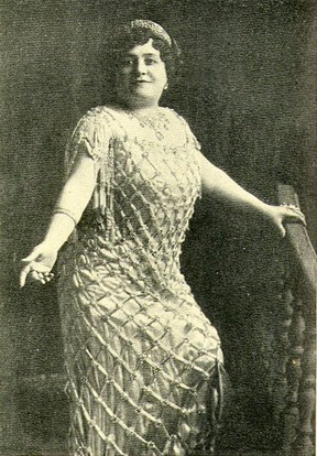 Luisa Tetrazzini, an Italian soprano, performed in front of Lotta's Fountain on Christmas Eve in 1910. A bonze relief of her portrait remembers this historic performance. Wikimedia Commons. 