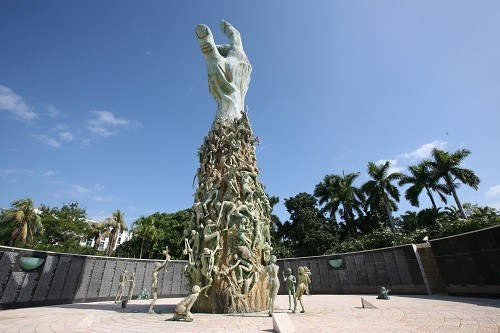 Central sculpture of the memorial.