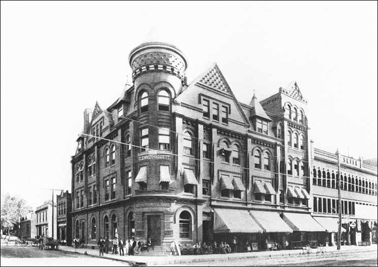The Blennerhassett Hotel in 1900.
(Photo courtesy of Artcraft Studio, 519-521 Market Street,
 Parkersburg, WV 26101; (304) 485-5771.)