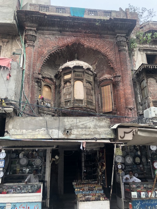 Wooden jharokha with elaborate carvings above the bazaar 