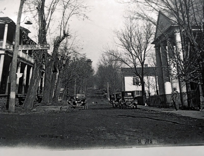 Photo of Court Street with the Courthouse on the right and Lewisburg Hotel on the left. Courtesy of Greenbrier Historical Society.