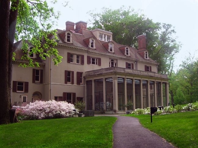 The Winterthur mansion is a historic property once owned by the du Pont family. Today, it is a decorative arts museum housing a collection of 90,000 works of art.