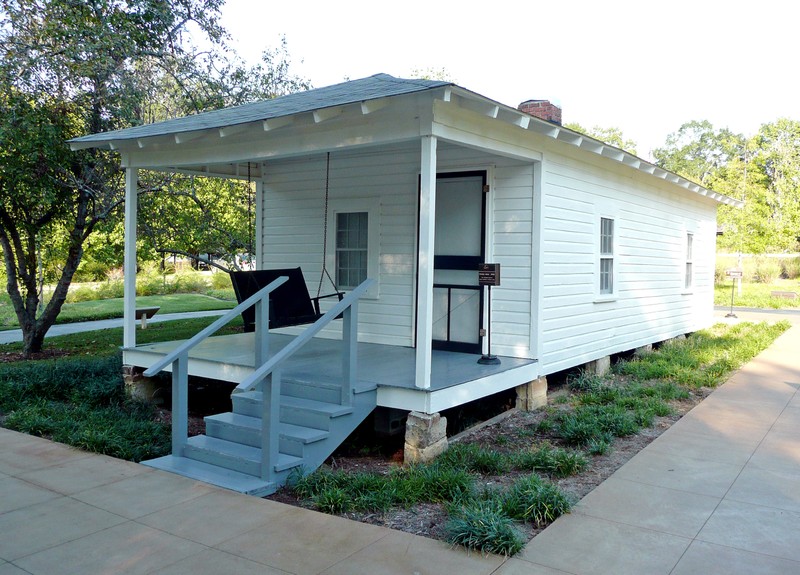 "Elvis' birthplace Tupelo, MS 2007" by Original uploader: Markuskun at en.wikipedia - Transferred from en.wikipedia. Licensed under Public Domain via Wikimedia Commons - https://commons.wikimedia.org/wiki/File:Elvis%27_birthplace_Tupelo,_MS_2007.jpeg