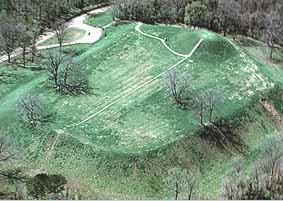 "Emerald Mound". Licensed under Public Domain via Wikimedia Commons - https://commons.wikimedia.org/wiki/File:Emerald_Mound.jpg#/media/File:Emerald_Mound.jpg