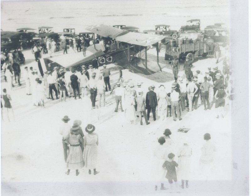 James Doolilttle with his plane and a crowd of spectators at Neptune Beach, Florida on August 6, 1922. This attempt would fail as the crowd forced Doolittle to veer too far toward the ocean, where he encountered wet sand.