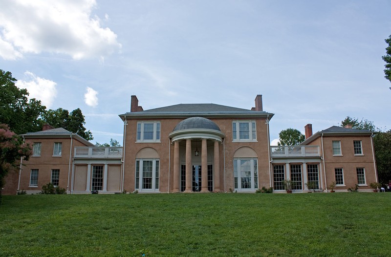 Tudor Place is built in the Federal style, incorporating neoclassical elements like the tall columns. Wikimedia Commons.