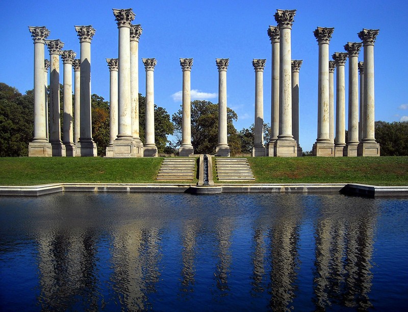 The iconic columns of the Arboretum, by AgnosticPreachersKid on Wikimedia Commons (CC BY-SA 3.0)