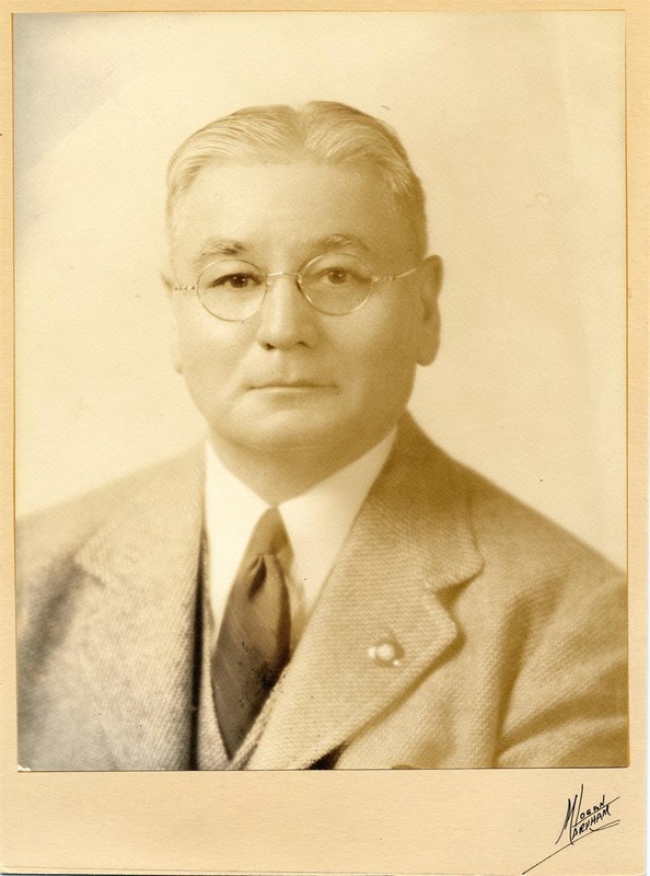 Glasses, Chin, Tie, Coat