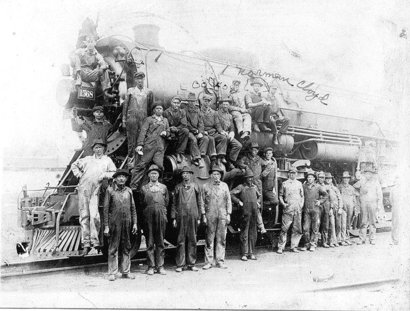 1930s photo of train station workers and conductors at this L&N station