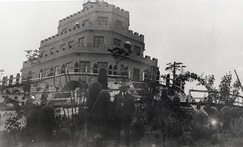 1930s photo of castle with Torvea in front