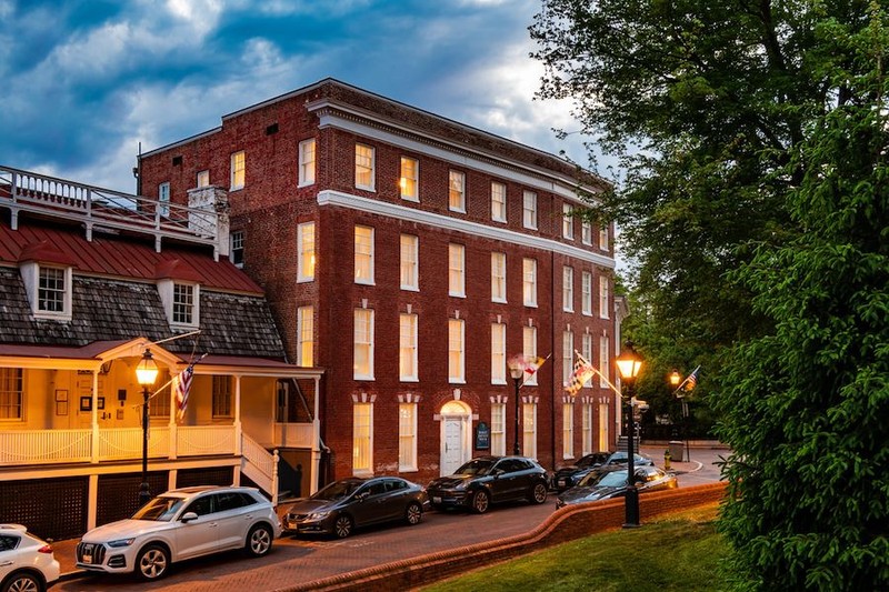 building, brick, inn, car, window, historic, inn