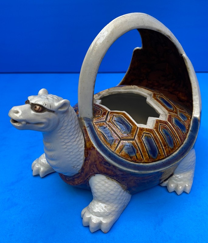 Azure, Reptile, Art, Sculpture