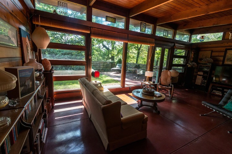 Living room and its ample sunlight