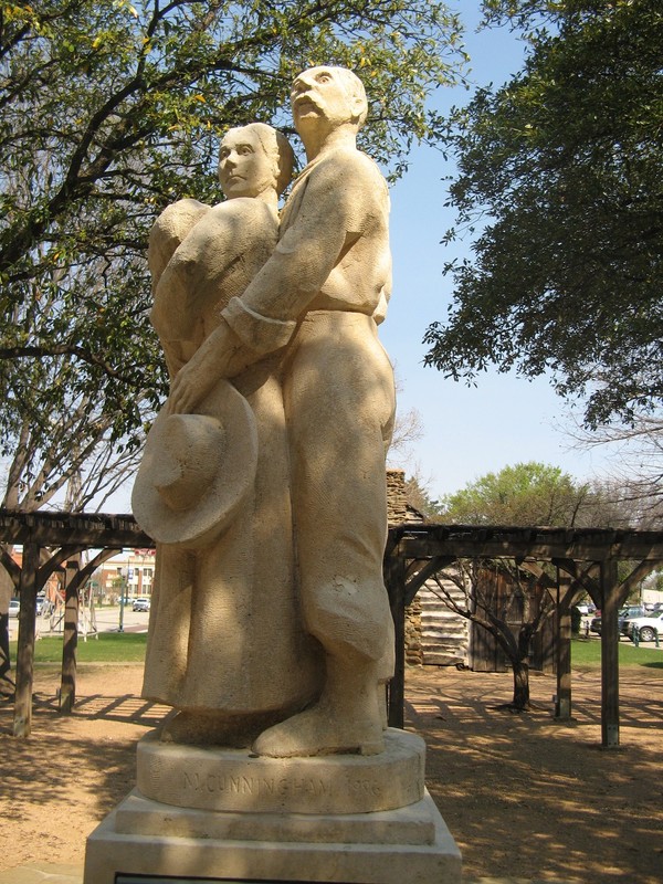 Statue of a man embracing a woman