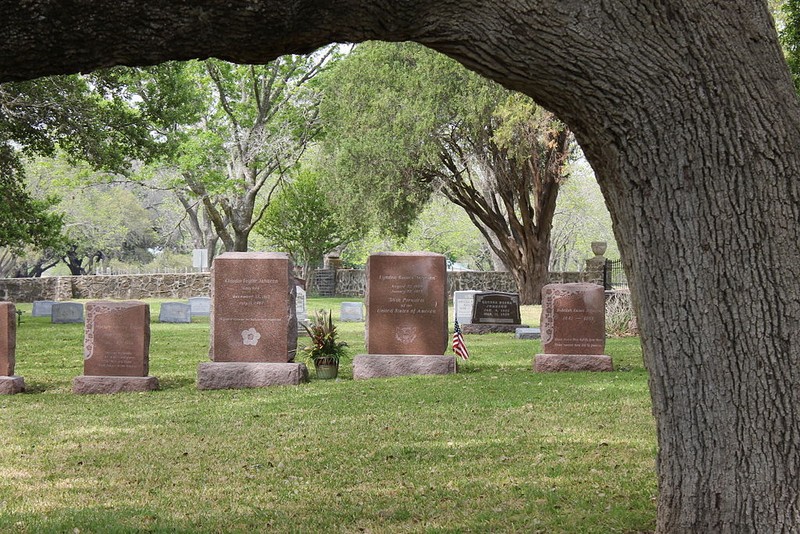 "Johnson graves at LBJ Historical Park IMG 1503" by Billy Hathorn - Own work. Licensed under CC BY-SA 3.0 via Wikimedia Commons - https://commons.wikimedia.org/wiki/File:Johnson_graves_at_LBJ_Historical_Park_IMG_1503.JPG#/media/File:Johnson_graves_at