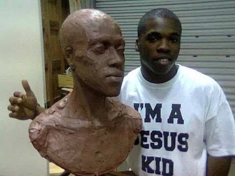 Model Savalas Williams poses with the statue before it was sent off to Chicago.