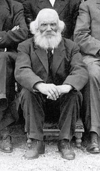 Lauritz Smith before his death in 1924. This is a cropped photo of a larger family gathering. 