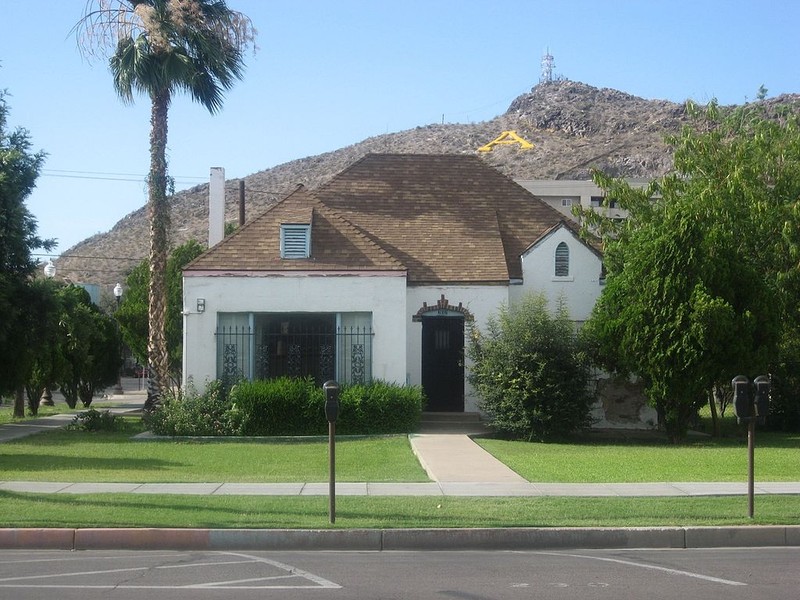 Harrington-Birchett House as of 2009. Tempe Butte/"A" Mountain sits in background. 