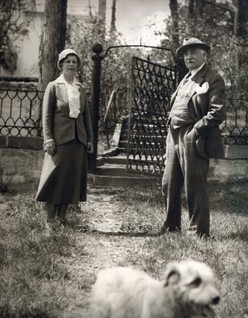 Gari and Corinne Melchers at bottom of stairs