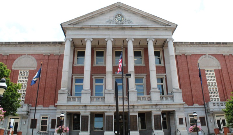 A photograph of the current courthouse.