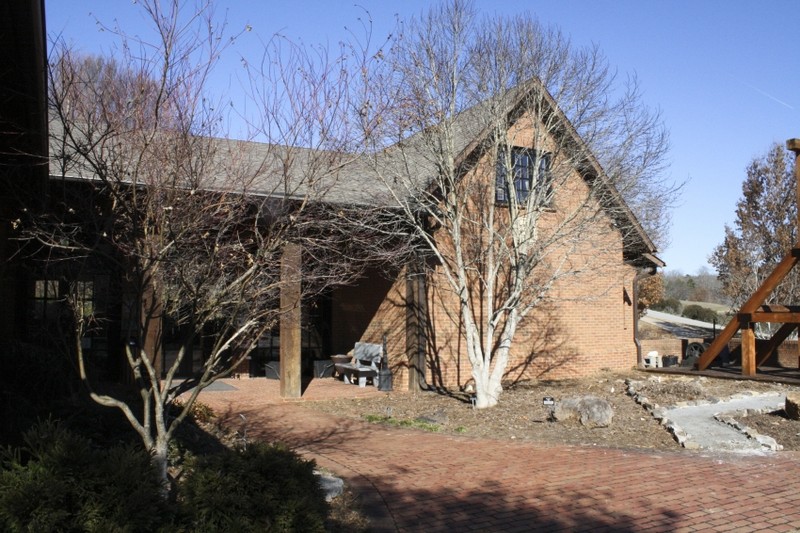 The Bob Campbell Geology Museum is open to the public and offers exhibits drawn from its collection of minerals, rocks, and fossils. 