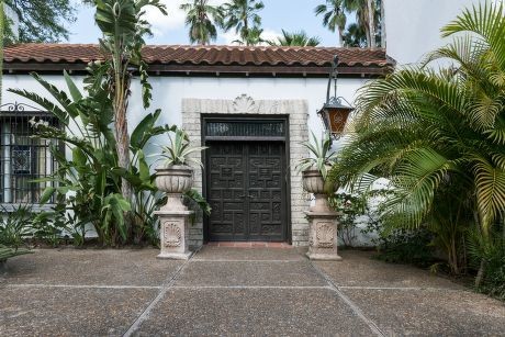 Double door entryway into mansion, Hightower 2014 photo (Lyda Hill Texas Collection in Hightower Archive)