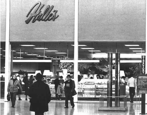 Front Entrance of the store on its final day of operation in 1982. Cleveland State University. Michael Schwartz Library. Special Collections. Cleveland Press Collection, Halle's Brothers Co.