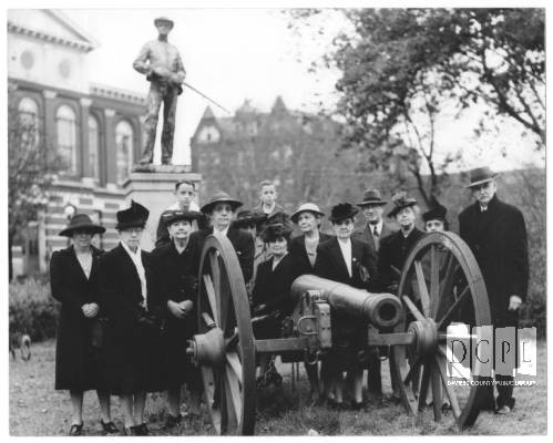 United Daughters of the Confederacy pose with cannon in front of the Confederate Monument