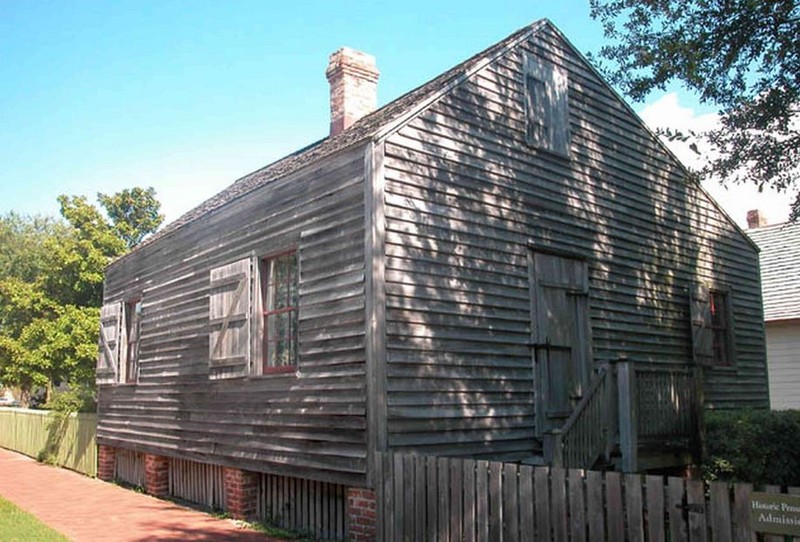 Side view of the cottage.