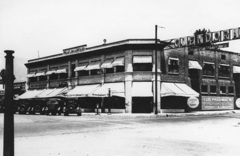 Building, Vehicle, Sky, Motor vehicle