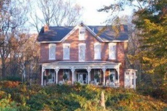 Photo of the Powell-Redmond house.