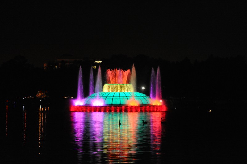 The fountain performs a nightly light show with synchronized music. Image obtained from Pinterest.