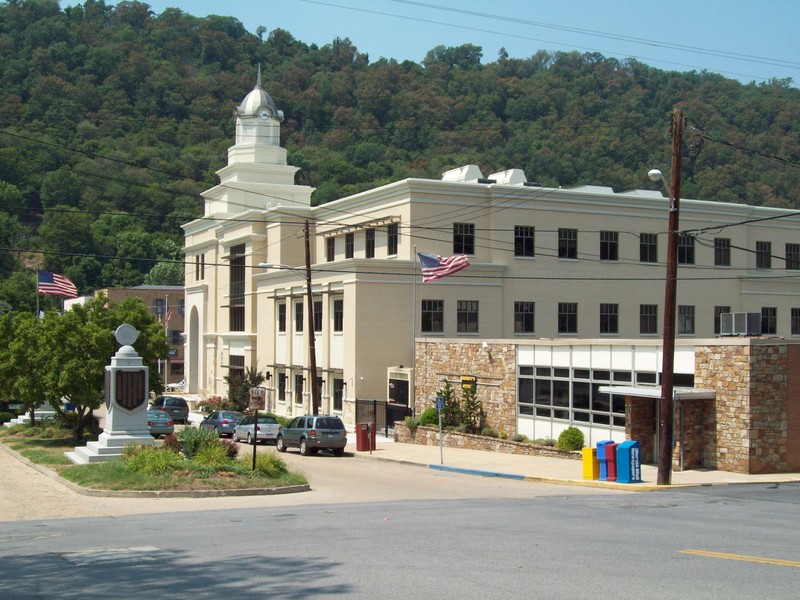 Photo of the courthouse taken in July, 2011.