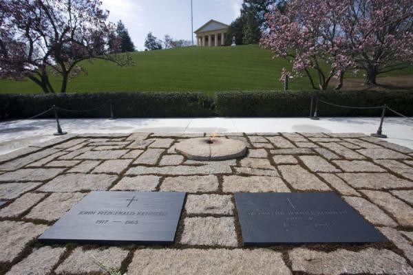 A view of the flame and plaques.