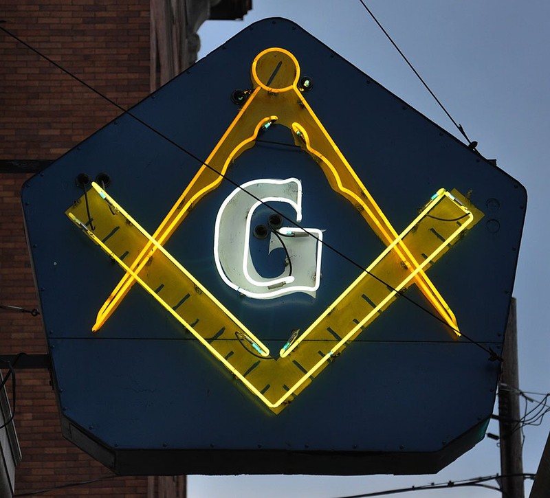 The lodge's neon sign, added later. Courtesy of RoadsideArchitecture.com.