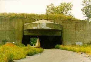 Photo of an empty gun casemate at the Highlands in New Jersey. The base is not currently in use as an army site. 