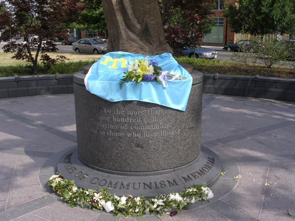 The plating on the statue reads "To the more than one hundred million victims of communism and to those who love liberty" and "To the freedom and independence of all captive nations and peoples."