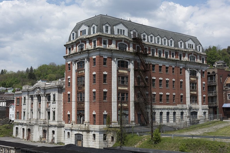 The Willard Hotel, facing the railroad tracks. It notably features a facade on both the railroad-facing side and the Main Street-facing side. Image obtained from the Carol M. Highsmith Archive, Library of Congress.