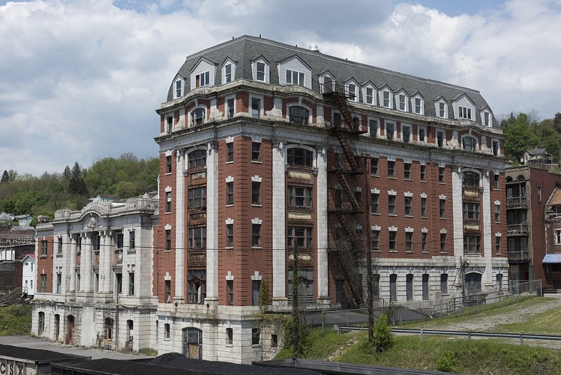 The Willard Hotel, facing the railroad tracks. It notably features a facade on both the railroad-facing side and the Main Street-facing side. Image obtained from the Carol M. Highsmith Archive, Library of Congress. 