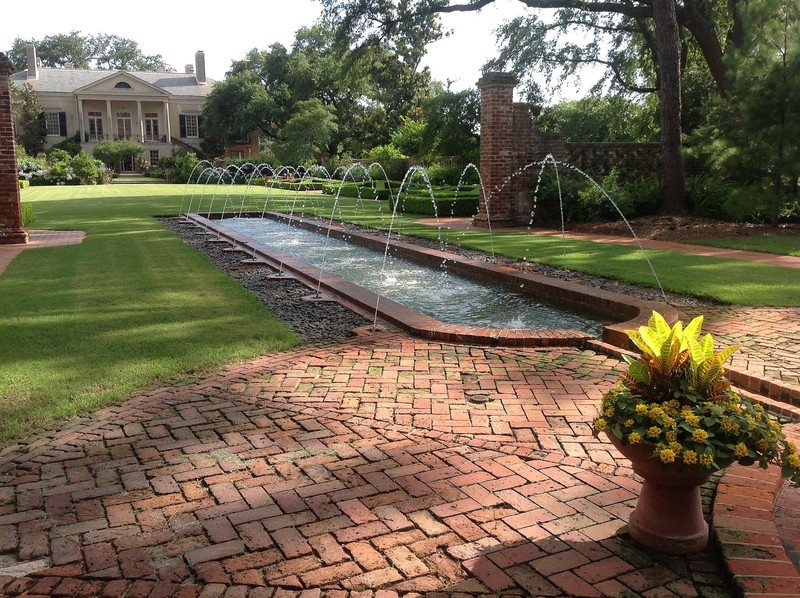 The Spanish Court gardens at Longue Vue demonstrate how the home, gardens, fountains, and walkways worked in unison with one another. Wikimedia Commons.