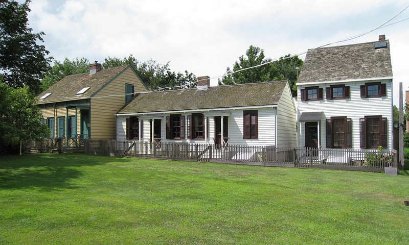 Hunterfly Road Houses.

Wikimedia Commons.