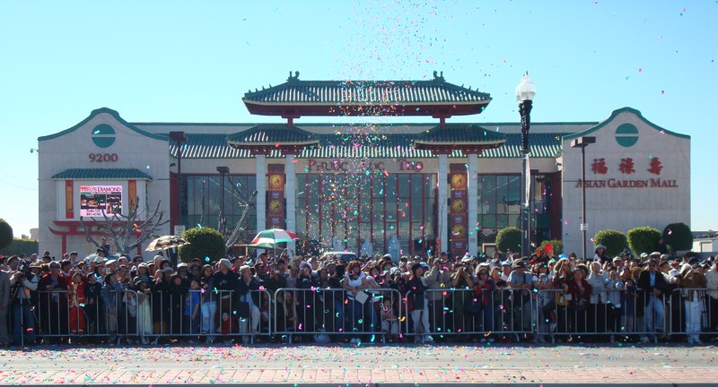 2008 Tết celebration in front of Phước Lộc Thọ from Wikimedia (https://commons.wikimedia.org/wiki/File:Phuoc_Loc_Tho_Tet_2008.jpg).